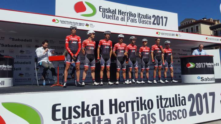 Alberto Contador y sus compañeros del Trek-Segafredo pasan por el control de firmas antes del inicio en Pamplona-Iruñea de la primera etapa de la Vuelta al País Vasco.