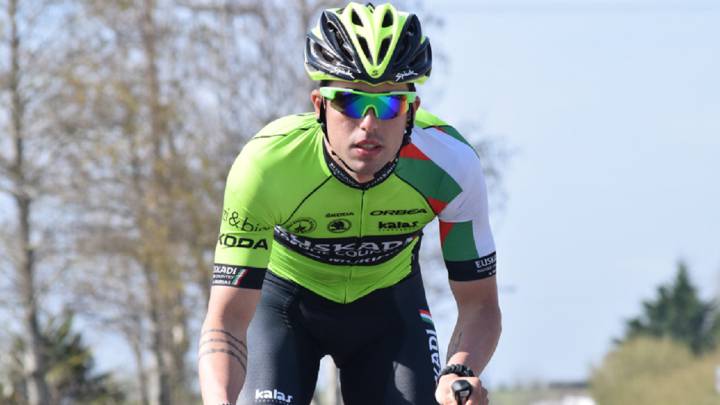 El ciclista Imanol Estévez rueda con el maillot del Euskadi Basque Country - Murias Taldea.