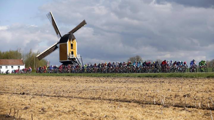 El pelotón rueda por las carreteras de Limburgo durante la disputa de la Amstel Gold Race de 2016.