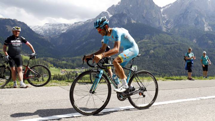 Scarponi liderará al Astana en el Giro en ausencia de Aru