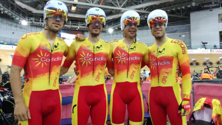 El equipo español de persecución posa en el velódromo de Hong Kong tras un entrenamiento antes del inicio de los Mundiales de Ciclismo en Pista.