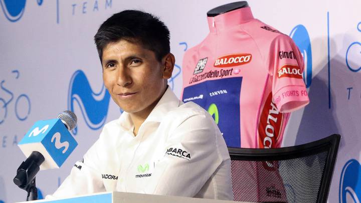 El ciclista colombiano Nairo Quintana, del equipo español Movistar, habla con los medios de comunicación en Bogotá antes de partir a Europa para disputar el Giro de Italia.