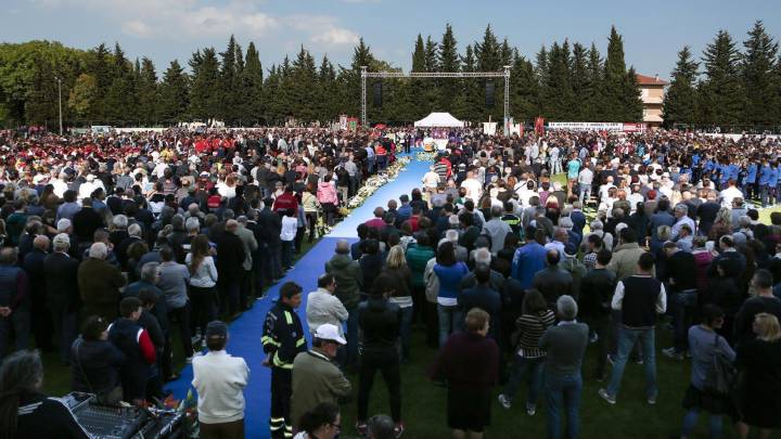 Más de 5.000 personas asistieron al funeral del ciclista Michele Scarponi en el campo de deportes de Filottrano, en la región de Las Marcas.