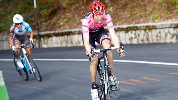 Tom Dumoulin luce la maglia rosa del Giro de Italia por delante de Domenico Pozzovivo en la fuga de la sexta etapa de la edición de 2016 entre Ponte y Roccaraso.