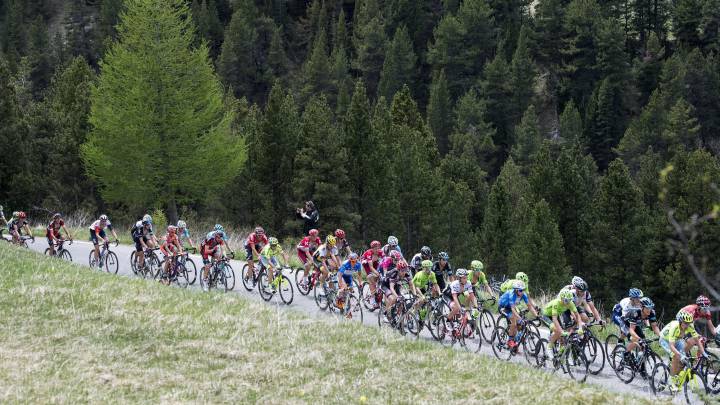 El pelotón rueda camino de Sant'Anna di Vinadio en la vigésima etapa del Giro de Italia 2016.