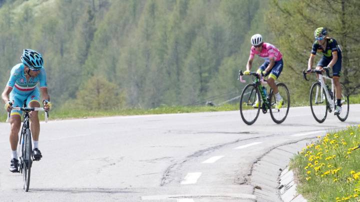 Vincenzo Nibali, Esteban y Alejandro Valverde ruedan en un descenso durante la penúltima etapa del Giro de Italia 2016.