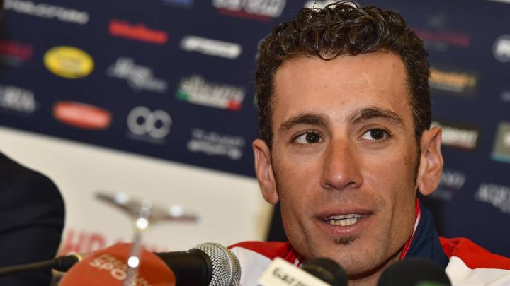 El ciclista italiano Vincenzo Nibali del Bahrain Merida durante la rueda de prensa del equipo en Alghero, Italia.