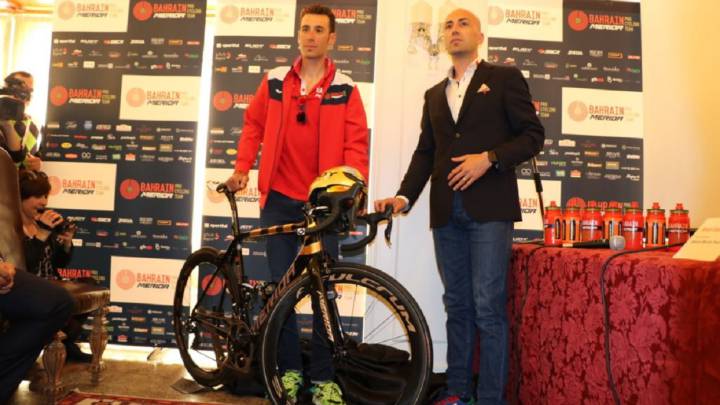 Vincenzo Nibali y Alex Carera presentan la bicicleta con la que competirá el ciclista siciliano en la edición 100 del Giro de Italia.