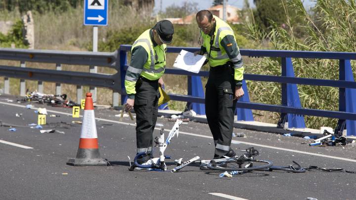 Agentes de la Guardia Civil observan el lugar y los restos de bicicletas destrozadas después de que una conductora que dio positivo en los test de alcoholemia y drogas arrollara a un grupo de seis ciclistas, matando a dos de ellos.