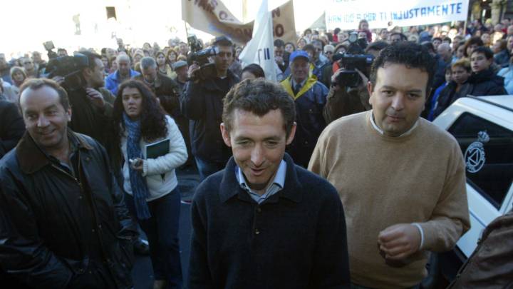 Roberto Heras recibe el apoyo de sus paisanos de Béjar tras conocer la anulación de su sanción por dopaje.