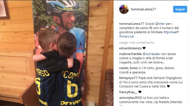 Tommaso y Giacomo, los hijos gemelos de Michele Scarponi, posan abrazados con las camisetas del Inter de Milán ante un retrato de su padre.