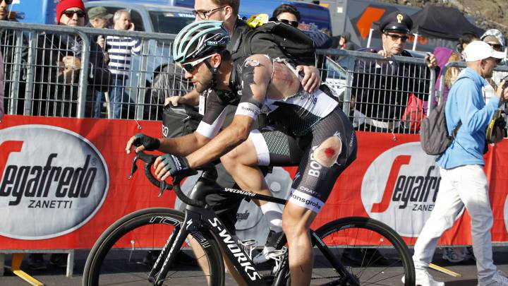 El ciclista italiano del Bora Matteo Pelucchi llegó a la meta del Etna con el maillot desgarrado tras sufrir una caída en un descenso.