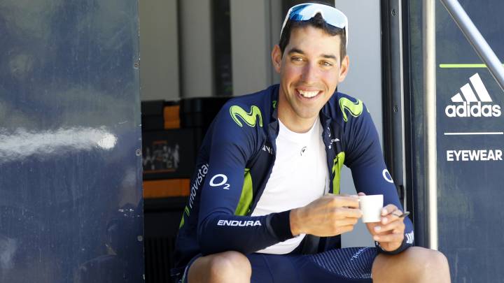 Víctor de la Parte toma un café durante la primera jornada de descanso del Giro de Italia 2017.