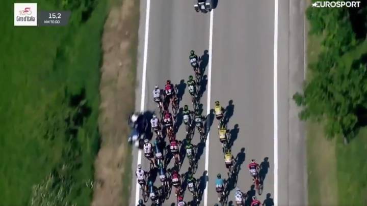 Una moto de los carabinieri se detiene en el arcén al paso del pelotón del Giro de Italia y provoca una caída en la que se ven afectados Geraint Thomas y Mikel Landa.