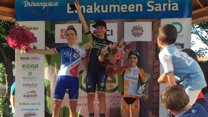 Annemiek Van Vleuten celebra su triunfo en la Durango-Durango junto a Shara Gillow y Eider Merino, que le acompañaron en el podio.