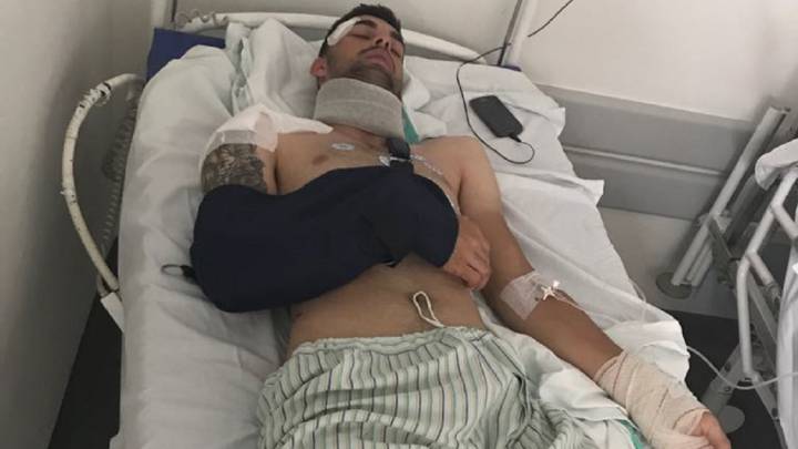 El ciclista Jesús Alberto Ruiz, en la camilla del hospital de Ciudad Real tras ser víctima de un atropello por parte de un camión.