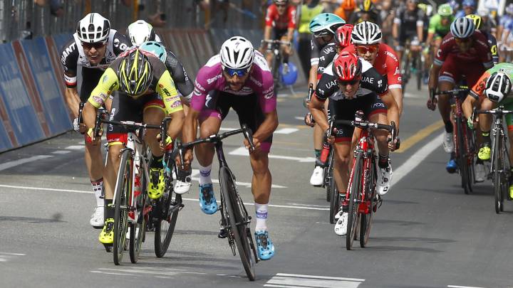 Fernando Gaviria en el sprint de la decimosegunda etapa del Giro de Italia.