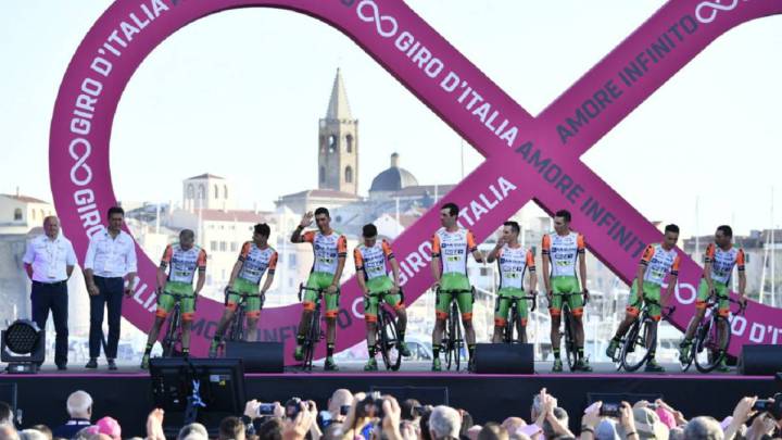 El equipo Bardiani, con Stefano Pirazzi y Niccola Ruffoni, en la presentación del Giro 100 en Cerdeña.