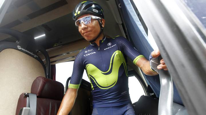 Nairo Quintana sale del autobús del Movistar antes de la 13ª etapa entre Reggio Emilia y Tortona.
