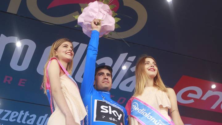 Mikel Landa recibe el maillot azzurro tras la etapa de los Dolomitas.