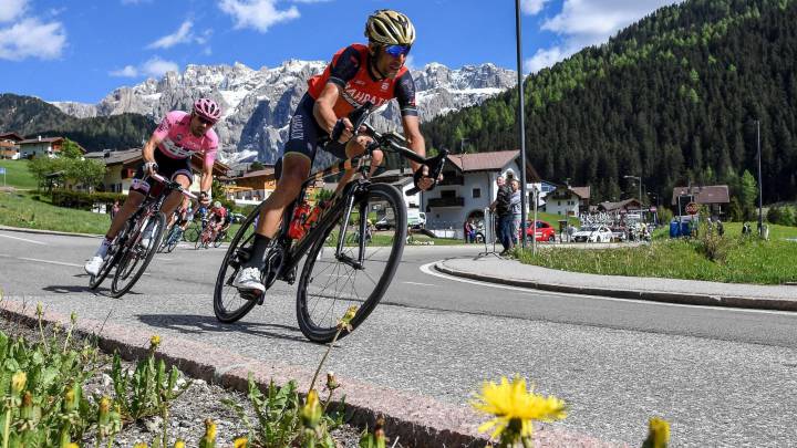 Vincenzo Nibali tira del grupo de los favoritos camino de Ortisei en la 18ª etapa del Giro de Italia.
