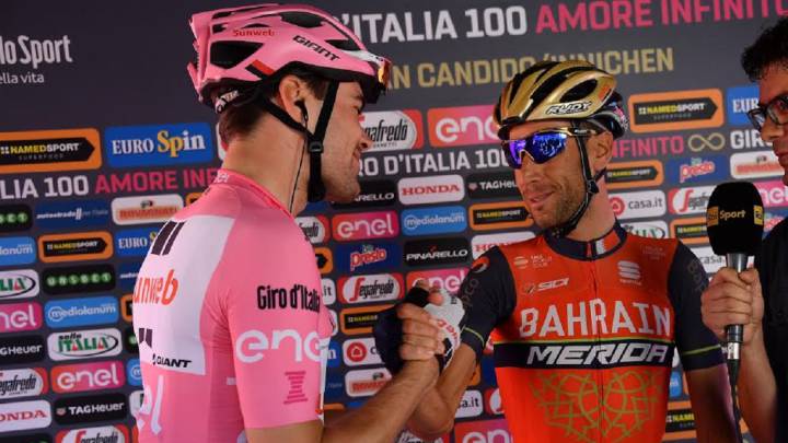 Tom Dumoulin y Vincenzo Nibali se saludan antes de la 19ª etapa del Giro de Italia.