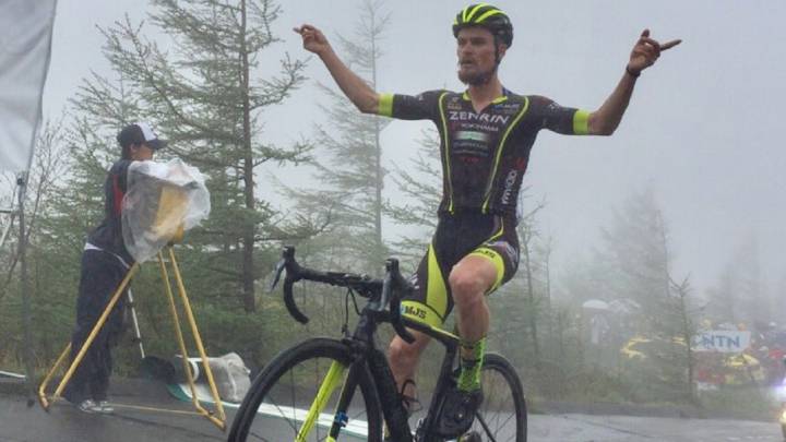 Óscar Pujol celebra su victoria en la cronoescalada del Monte Fuji en el Tour de Japón.