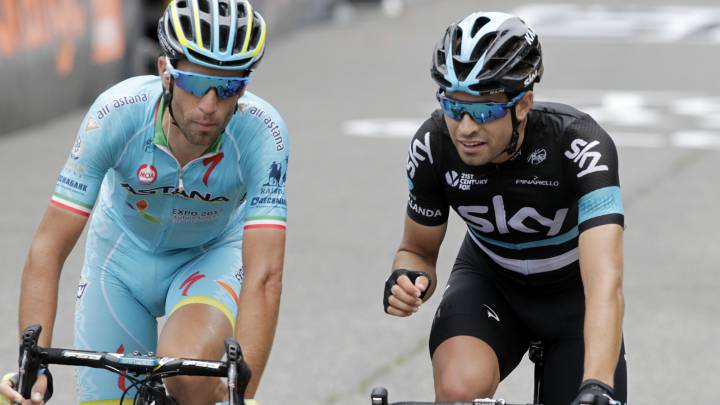 Vincenzo Nibali y Mikel Landa charlan al término de la décima etapa del Tour de Francia 2016 con final en Revel.