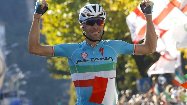 Vincenzo Nibali celebra su victoria en el Giro de Lombardia de 2015 con el maillot del Astana con los colores de la bandera de Italia.