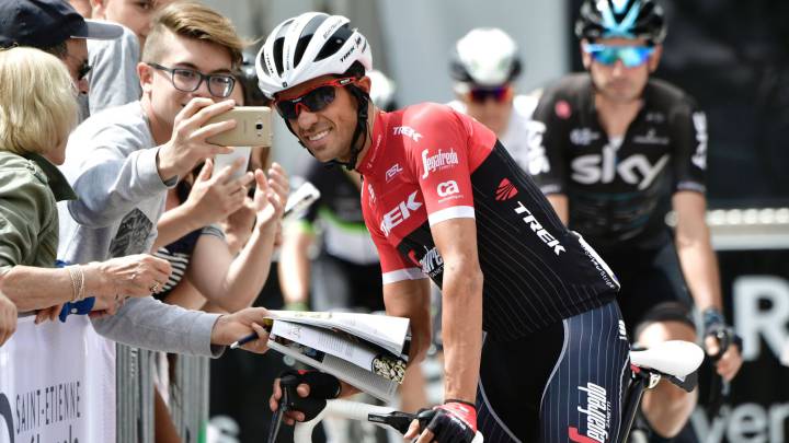 Alberto Contador se fotografía con los fans antes de la salida de la quinta etapa del Dauphiné.