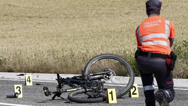Imagen de la Policía Foral de Navarra con la bicicleta tras el siniestro.