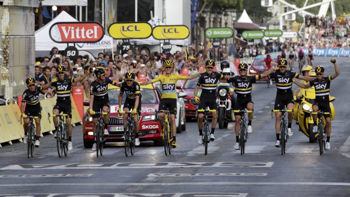 Los ciclistas del Sky entran junto a Chris Froome en la meta de los Campos Elíseos para celebrar la victoria del británico en la general del Tour de Francia 2016.