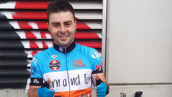 Daniel Carreño posa tras concluir una de las etapas de su reto de recorrer en bicicleta 1.000 kilómetros entre Avilés y Barcelona en lucha contra la leucemia.