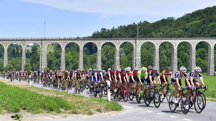 El pelotón compite en la cuarta etapa de la Vuelta a Suiza desde Berna a Villars-sur-Ollon.
