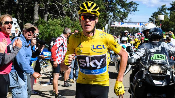 Chris Froome corre en la ascensión al Mont Ventoux, cuando decidió correr para llegar a la meta. 
