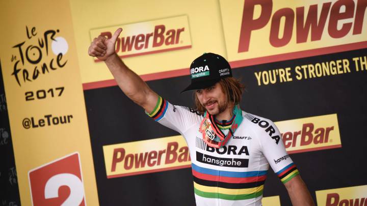 Sagan en el podio tras vencer hoy en la tercera etapa del Tour de Francia 2017