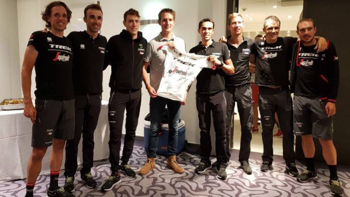 Los miembros del Trek-Segafredo, con Alberto Contador al frente, posan con Andy Schleck durante el paso del Tour por Luxemburgo.