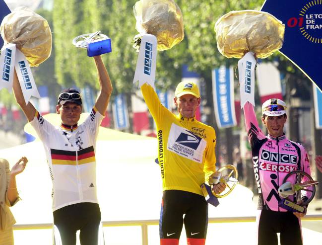 Lance Armstrong, Jan Ullrich y Joseba Beloki en el podio del Tour de 2001.