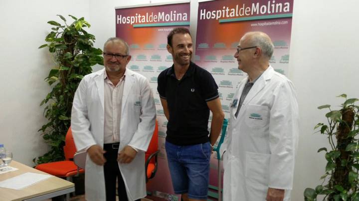 Alejandro Valverde posa con los doctores en el Hospital de Molina durante una rueda de prensa.