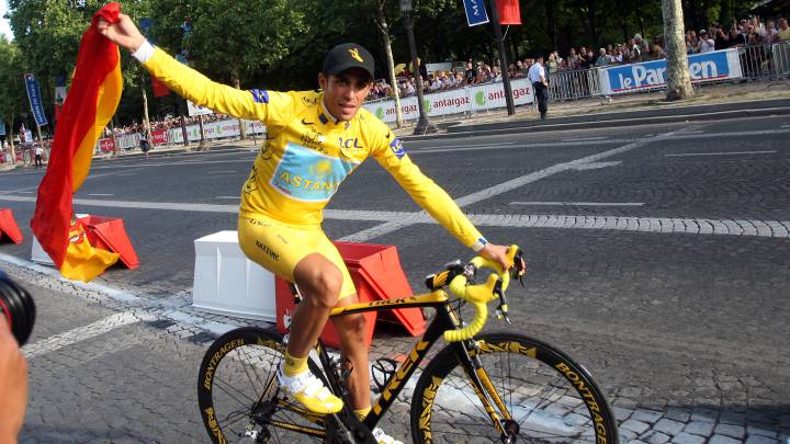 Alberto Contador rueda por las calles de París con el maillot amarillo y la bandera de España tras ganar el Tour de Francia 2009.
