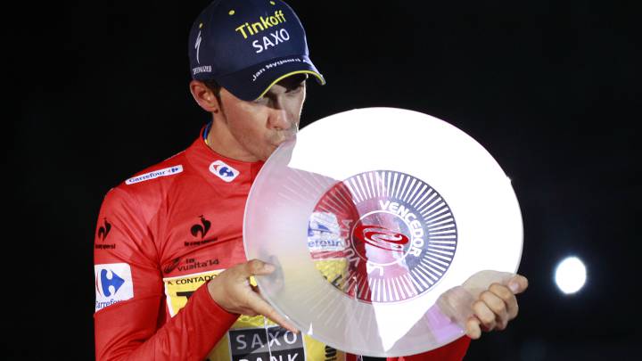 Alberto Contador besa el título de campeón de la Vuelta a España 2014.
