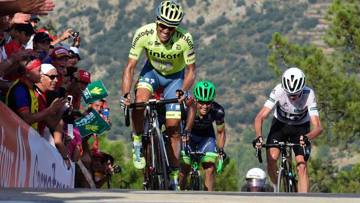 Alberto Contador y Chris Froome lanzan el sprint en la subida a Mas de la Costa durante la Vuelta a España 2016.