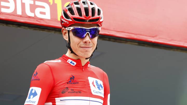 David de la Cruz viste el maillot rojo de líder durante la Vuelta a España 2016.