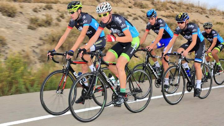 Varios chavales del equipo ciclista de la Fundación Alberto Contador ruedan durante un entrenamiento.