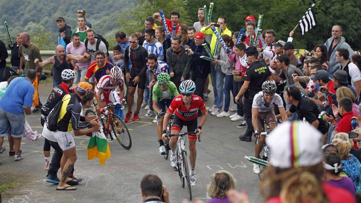 Chris Horner y Alejandro Valverde suben las rampas de L´Angliru en su última ascensión en la Vuelta a España 2013. La subida al Alto de L´Angliru en la penúltima jornada podría decidir al ganador de la Vuelta 2017.