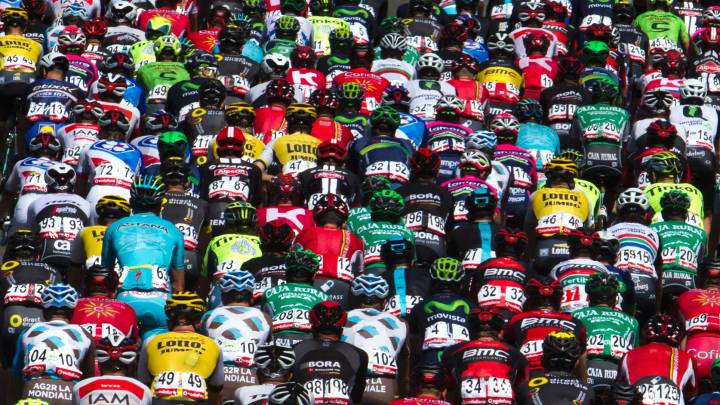 El pelotón rueda durante la segunda etapa de la Vuelta a España 2016 entre  Ourense y Baiona.