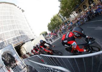 El BMC triunfa en Nîmes y Dennis es el primer maillot rojo