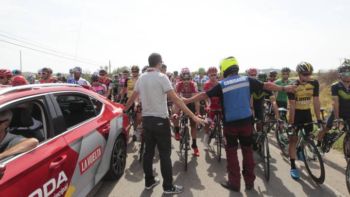 Los incidentes retrasaron varios minutos la salida de la séptima etapa de la Vuelta entre Llíria y Cuenca, la más larga de la carrera. Van Genechten abandonó.