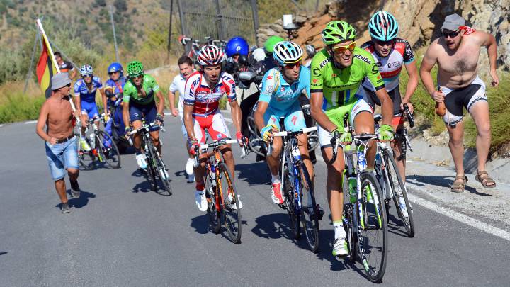 Los ciclistas afrontan la subida a Sierra Nevada en la Vuelta a España 2013.