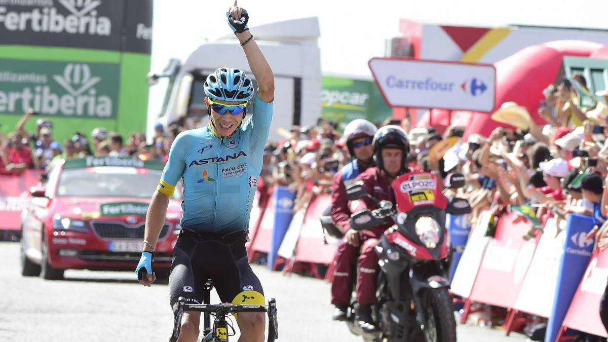 Miguel Ángel López festeja su victoria de etapa en la Vuelta a España 2017.